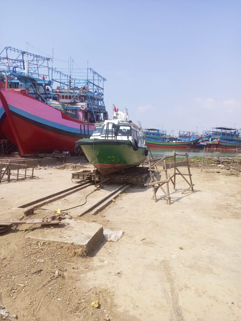 jasa pengedokan kapal mooring boat di dock juwana